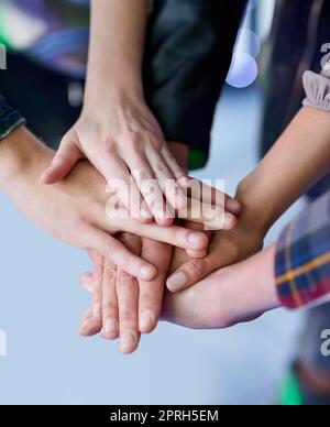 Freunde bis zum Ende. Eine Gruppe von nicht identifizierbaren Freunden, die einen Pakt schließen, indem sie ihre Hände in einen Stapel legen. Stockfoto