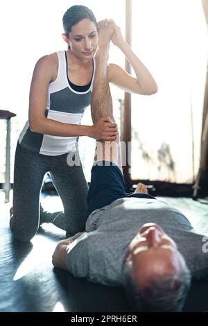 Mit Übung werden die goldenen Jahre immer besser. Ein älterer Mann arbeitet mit seinem Physiotherapeuten. Stockfoto