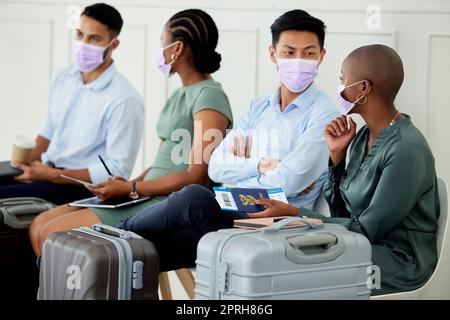 Covid, Reise und Compliance, Männer und Frauen am Flughafen mit Maske warten auf ein Flugzeug. Sicherheit, Sicherheit und Vielfalt, eine Gruppe von Personen, Ticket und Pass in der Hand und auf Geschäftsreise. Stockfoto