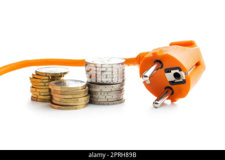 Elektrostecker und Euro-Münzen. Konzept steigender Strompreise. Stockfoto