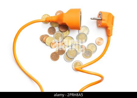 Elektrischer Stecker und Euro-Münzen isoliert auf weißem Hintergrund. Konzept steigender Strompreise. Stockfoto