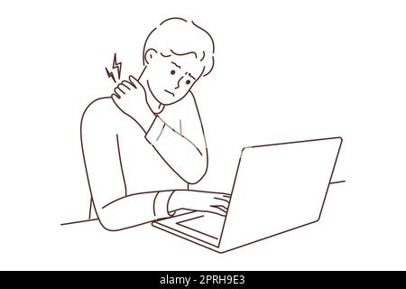 Ein müder junger Mann sitzt am Schreibtisch und arbeitet an einem Computer und hat Rückenschmerzen. Ein erschöpfter Kerl, der sein Notebook benutzt, hat Probleme mit Schmerzen in sitzender Position. Vektor krank Stockfoto
