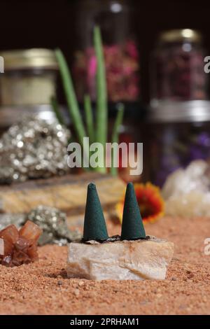 Chakra-Steine mit Aloe Vera-Pflanzen und Räucherkegel auf australischem roten Sand Stockfoto