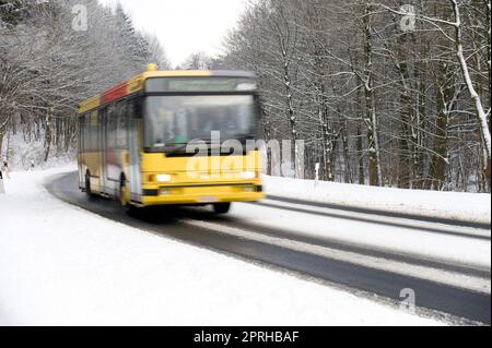 AACHEN, DEUTSCHLAND, 7. Februar 2013 : Öffentlicher Bus auf schneebedeckten Straßen. Stockfoto