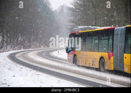 AACHEN, DEUTSCHLAND-Februar 23: Das öffentliche Bussystem funktioniert das ganze Jahr über und bringt die Passagiere sicher nach Hause, am 23. Februar 2013 in Aachen Stockfoto