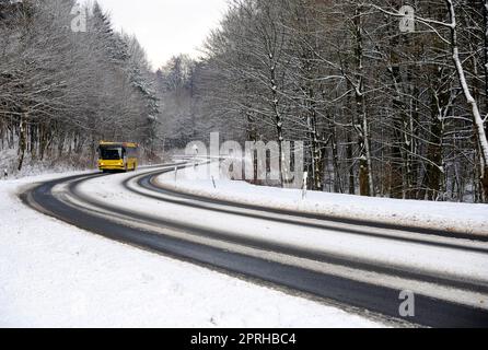 AACHEN, DEUTSCHLAND, 7. Februar 2013 : Öffentlicher Bus auf schneebedeckten Straßen. Stockfoto