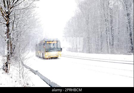 AACHEN, DEUTSCHLAND, 7. Februar 2013 : Öffentlicher Bus auf schneebedeckten Straßen. Stockfoto