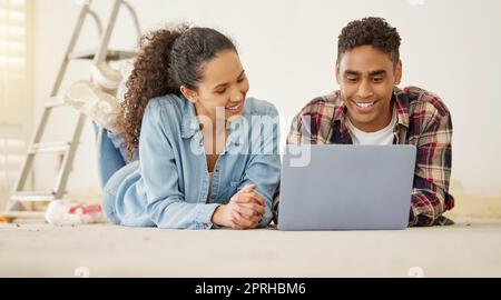 Haus, Inneneinrichtung und ein Paar, das an einer Renovierung arbeitet und kreatives Design für das Wohnzimmer plant. Porträt eines jungen Mannes und einer jungen Frau im Stockwerk oder Bau eines neuen Grundstücks Stockfoto