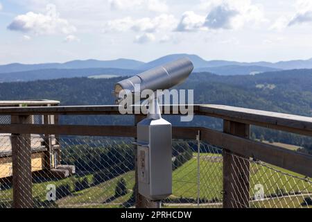 Teleskop auf dem Aussichtsturm auf dem Gipfel des Skibahnhofs Słotwiny Arena, der in die Baumwipfel führt, Krynica Zdroj, Beskid, Slotwiny, Polen Stockfoto