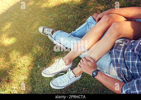 Hautnah und persönlich. Ein liebevolles junges Paar, das einen Tag im Freien genießt. Stockfoto