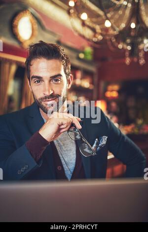 Die perfekte Bar für einen Junggesellenabschied wie mich. Beschnittenes Porträt eines jungen Mannes, der in einer Bar sitzt. Stockfoto