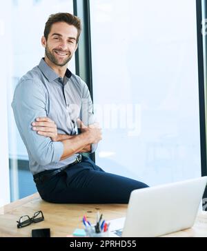 Gewidmet dem Job. Ein hübscher junger Geschäftsmann im Büro. Stockfoto