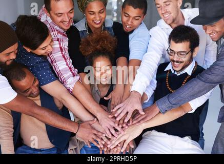 Wir sind eins. Eine Gruppe von nicht erkennbaren Völkern Hände. Stockfoto