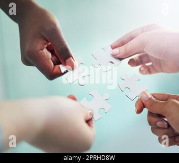 Sie haben es alle herausgefunden. Hände Puzzle-Stücke zusammen. Stockfoto