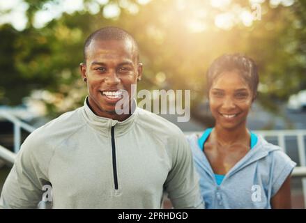 Zusammen in Topform bleiben. Porträt eines jungen, sportlichen Paares, das für ein Workout unterwegs ist. Stockfoto