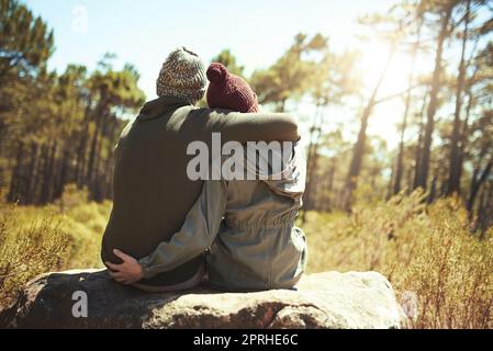 Wir wandern durch die wunderschöne Landschaft. Rückansicht eines Paares, das während eines Wanderausflugs eine Pause einnahm. Stockfoto