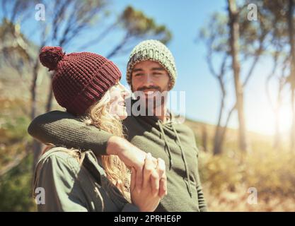 Wandern lässt uns einander mehr schätzen. Junge Menschen wandern durch eine Wildnis. Stockfoto