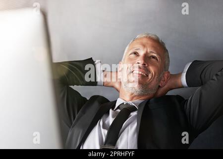 Was es bedeutet, weißer Kragen zu sein. Ein hübscher reifer Geschäftsmann in Corporate Kleidung. Stockfoto