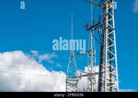 Drei Hochspannungsleitungen am blauen Himmel Stockfoto