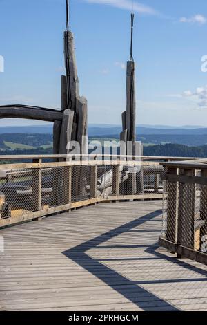 Oben auf dem hölzernen Aussichtsturm auf dem Gipfel der Slotwiny Arena, der in die Baumwipfel führt, Krynica Zdroj, Beskid Mountains, Slotwiny, Polen Stockfoto