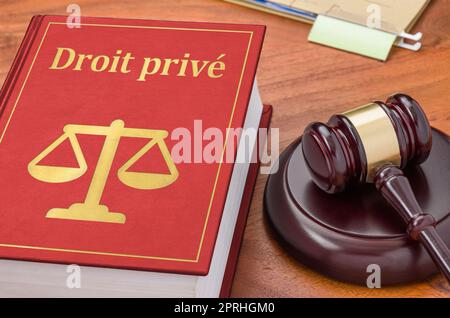 Ein Gesetzbuch mit einem Gavel - Privatrecht auf französisch - Droit privé Stockfoto