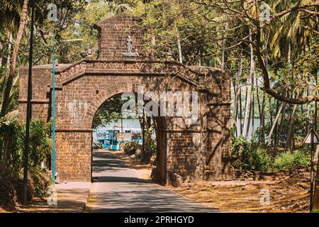 Der Alte Goa, Indien. Der alte Viceroy's Arch in Old Goa wurde 1597 zum Gedenken an Vasco Da Gama erbaut. Berühmtes Wahrzeichen Und Historisches Erbe Stockfoto