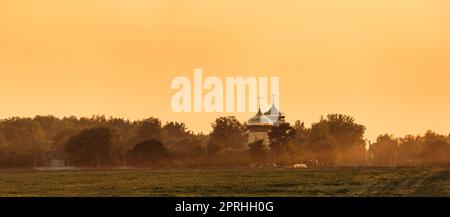 Tscheretjanka, Region Gomel, Weißrussland. Dormition Der Theotokos Kirche Bei Sonnenuntergang Oder Sonnenaufgang In Der Herbstsaison Stockfoto