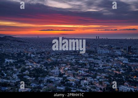 Rötlicher Sonnenaufgang über der Stadt Barcelona vom Gipfel des Sant Pere Màrtir in Collserola (Barcelona, Katalonien, Spanien) Stockfoto