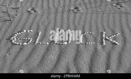 Mit Muscheln legte Symbol Glück am Strand der Ostsee im Sand Stockfoto