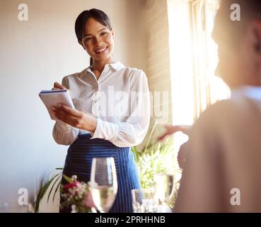 Kellnerin, Notizbuch und schreiben Essensbestellung im Kundenservice, der in einem Restaurant im Innenbereich arbeitet. Fröhliche Kellnerin lächelt, hört zu und bedient den Gast Stockfoto