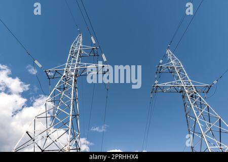 Stromübertragungsleitungen (Hochspannungstürme) Stockfoto