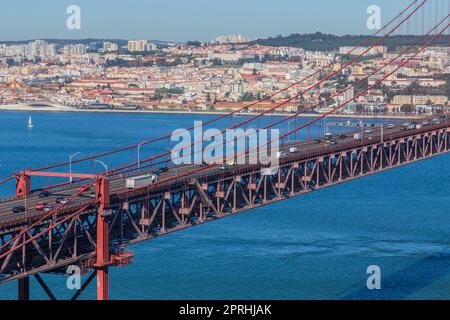 19. Februar 2022, Lissabon, Portugal. Die Brücke 25 de Abril ist eine Brücke, die die Stadt Lissabon mit der Gemeinde Almada am linken Ufer des Tejo, Lissabon, verbindet Stockfoto