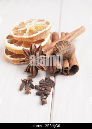 Verschiedene Weihnachtsgewürze auf einem Holztisch, saisonale Speisen oder Zutaten Stockfoto