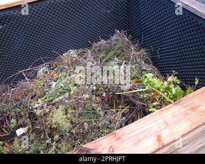 Hochbeet gefüllt mit organischem Material aus dem Garten Stockfoto