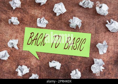Textzeichen mit „Zurück zur Grundeinstellung“. Internet Concept Return Simple Things Fundamental Essential Basis man mit einem Tablet zeigt Digital S über leuchtende Linien und Daten. Stockfoto