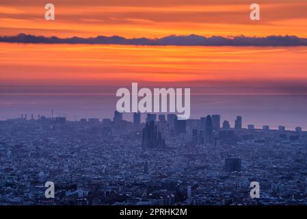 Rötlicher Sonnenaufgang über der Stadt Barcelona vom Gipfel des Sant Pere Màrtir in Collserola (Barcelona, Katalonien, Spanien) Stockfoto