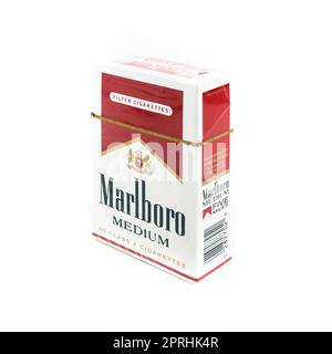 Packung Marlboro Medium Zigaretten, hergestellt von Philip Morris. Marlboro ist die weltweit am meisten verkaufte Zigarettenmarke. Bergamo, ITALIEN - März 24 Stockfoto