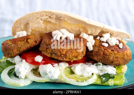 Falafel in Kita-Brot auf einem Teller Stockfoto