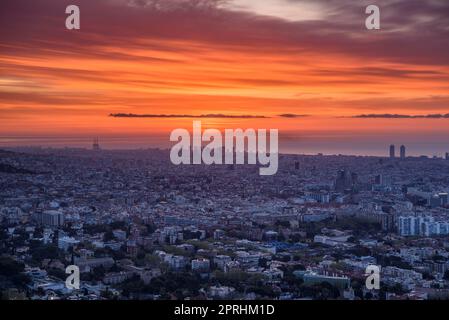 Rötlicher Sonnenaufgang über der Stadt Barcelona vom Gipfel des Sant Pere Màrtir in Collserola (Barcelona, Katalonien, Spanien) Stockfoto