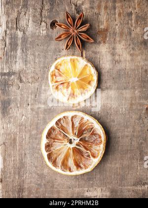 Abstrakter Weihnachtsbaum aus getrockneten Orangenscheiben und Sternanis Stockfoto