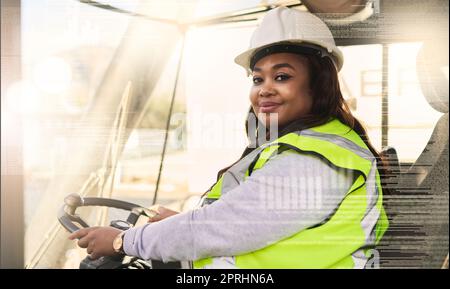 Gabelstaplerfahrer, schwarze Frau und Logistikangestellte in der industriellen Werft, in der verarbeitenden Industrie und im Transportgewerbe. Porträt der Fracht-Frau dr. Stockfoto