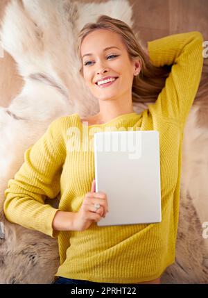 Ein ganz neues Niveau beim Tagträumen. Eine junge Frau lag auf dem Boden mit der Hand hinter dem Kopf Stockfoto