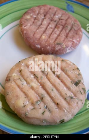 Verschiedene, gefrorene und mit Kräutern aromatisierte Hamburger Stockfoto