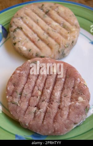 Verschiedene, gefrorene und mit Kräutern aromatisierte Hamburger Stockfoto