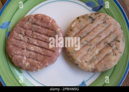 Verschiedene, gefrorene und mit Kräutern aromatisierte Hamburger Stockfoto