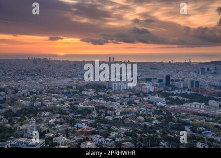 Rötlicher Sonnenaufgang über der Stadt Barcelona vom Gipfel des Sant Pere Màrtir in Collserola (Barcelona, Katalonien, Spanien) Stockfoto