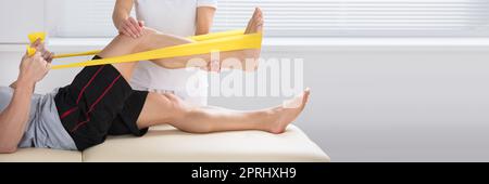 Therapie-Band-Übung. Therapeutisches Physio Rehab Training Stockfoto