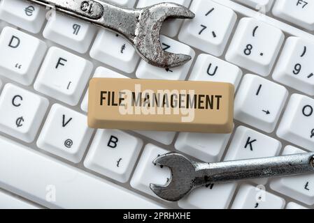 Handwriting Text File Management-Computerprogramm, das eine Benutzeroberfläche zum Verwalten von Daten bereitstellt. Word für ein Computerprogramm, das eine Benutzeroberfläche zur Datenverwaltung bereitstellt Stockfoto