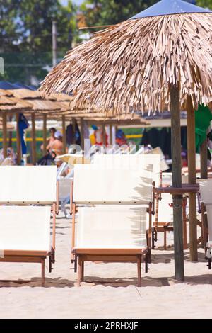 Traditioneller Liegestuhl und Sonnenschirm. Rimini, Italien Stockfoto