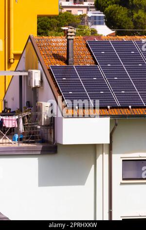 Sonnenkollektoren auf gekacheltem Ziegeldach, Rimini, Italien Stockfoto